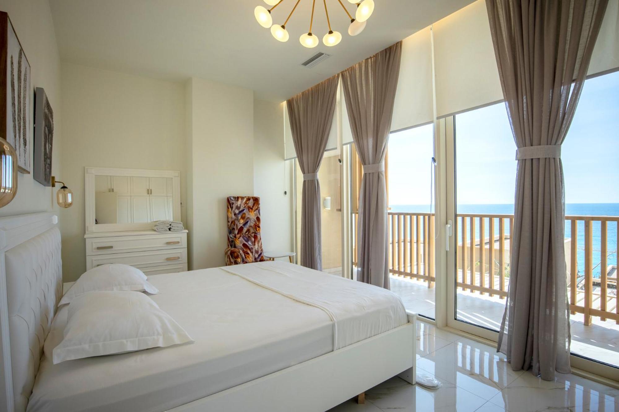 Green Coast Hotel Paljasa Bagian luar foto